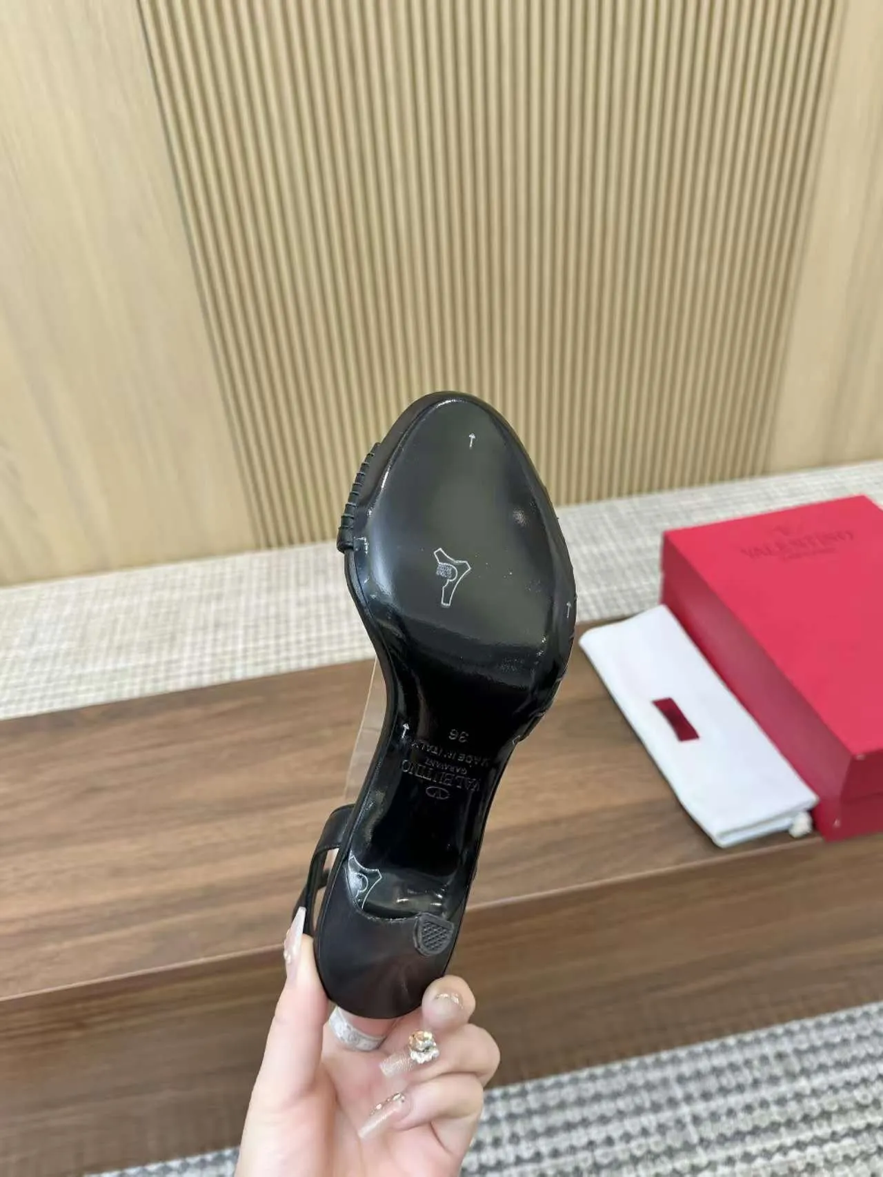 👟👟Ex-factory price 440👟👟 Genuine leather sole +40 Top version 𝑉𝐴𝐿𝐸𝑁𝑇𝐼𝑁𝑂 Valentino new spring and summer women's sandals worth buying ★Absolutely high-grade ❥Original method Absolute sensibility ❥Elegant style Create a different feeling Simple temperament style!  Code number: 35-41 (34-42 customized) Fabric: Imported sheepskin Lining: Lined sheepskin Heel height: 8 cm Leather outsole Rubber outsole